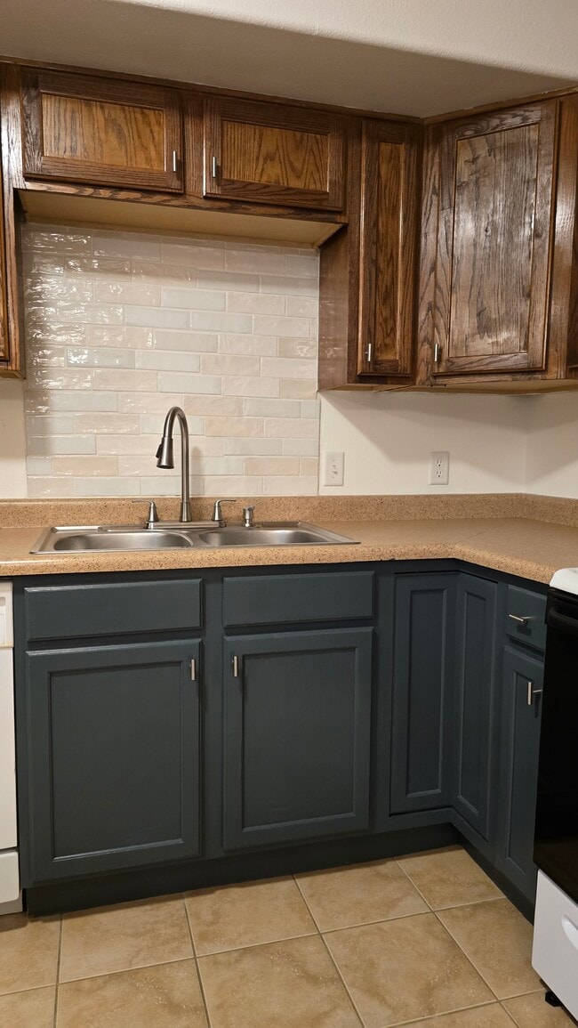 Building Photo - 2465 Theresea Ln