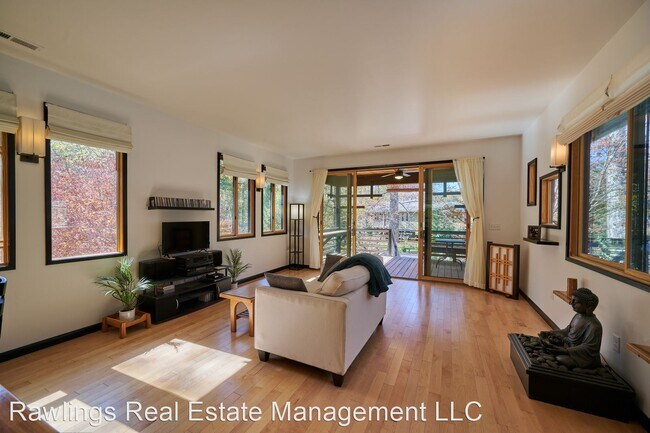 Building Photo - 2 br, 1 bath House - 221 Azalea Road E