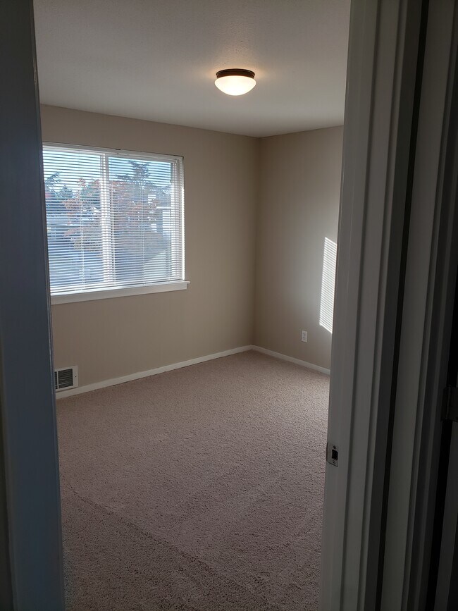 Spacious bedroom - 15515 Washington St