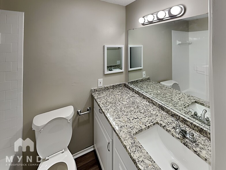 Building Photo - 2030 Shadow Pine Dr