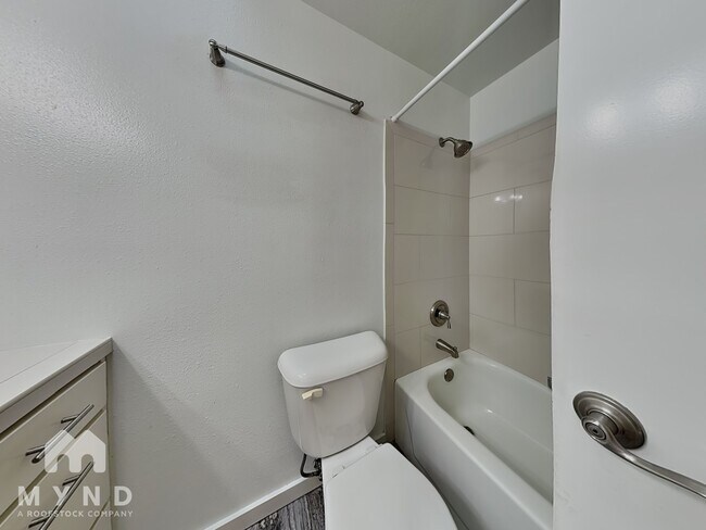 Building Photo - 11709 NE 98th St