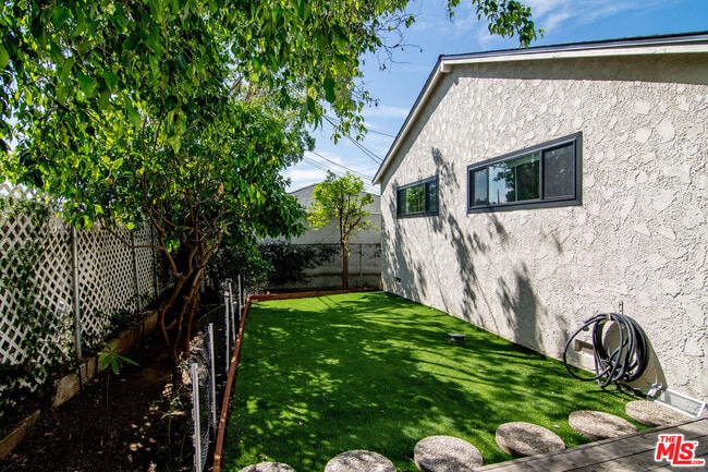 Building Photo - 414 University Ave