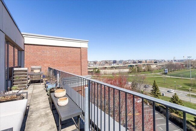 Building Photo - 156 Porter St