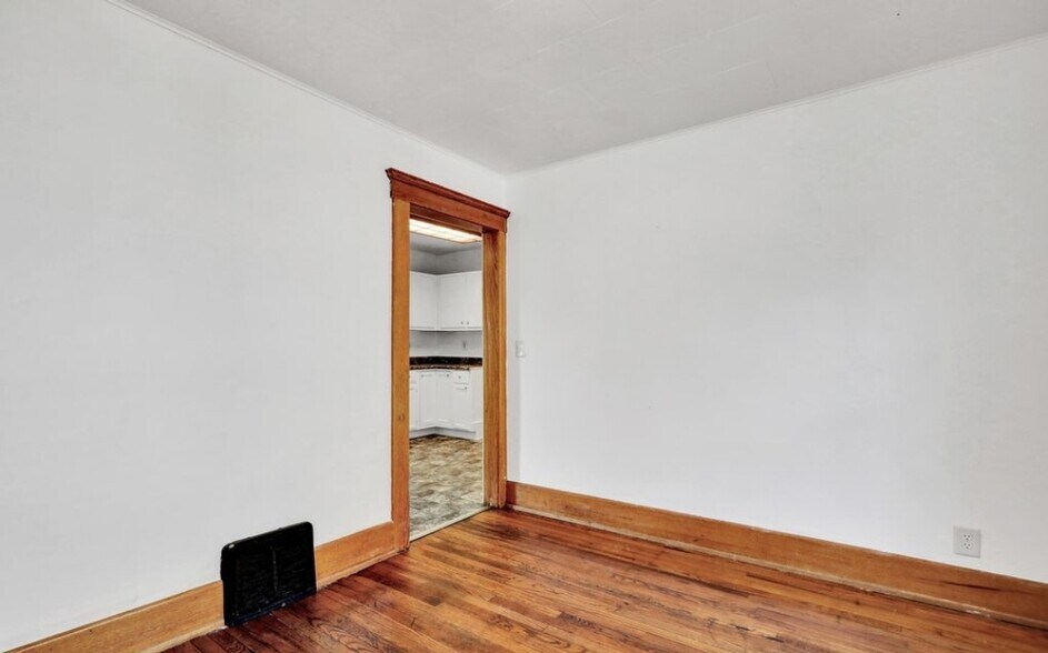 Building Photo - 1404 Linval St