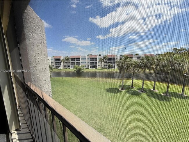 Building Photo - 230 Lakeview Dr