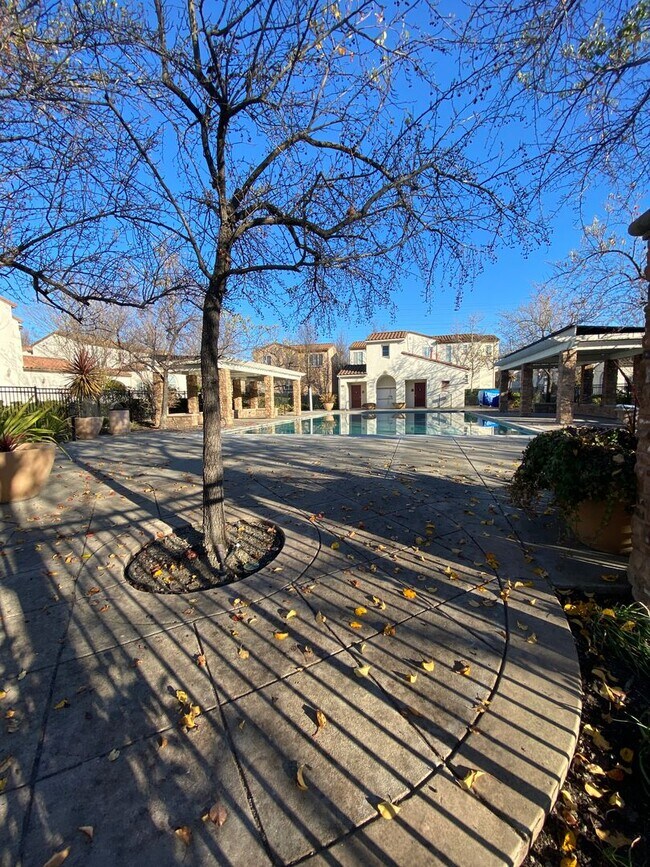 Building Photo - San Ramon Gale Ranch Townhouse 3BD/2.5BA with 4th Room for Office Loft! Community Pool Included!