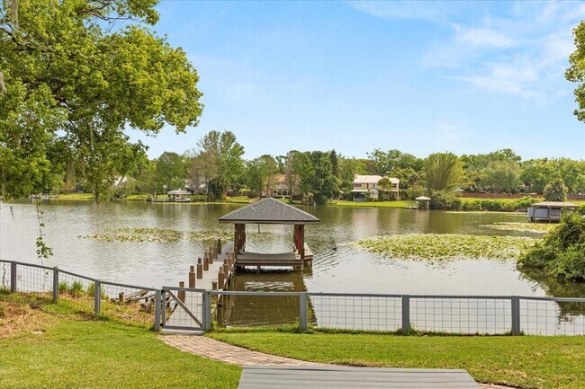 Building Photo - 201 Cedarwood Dr