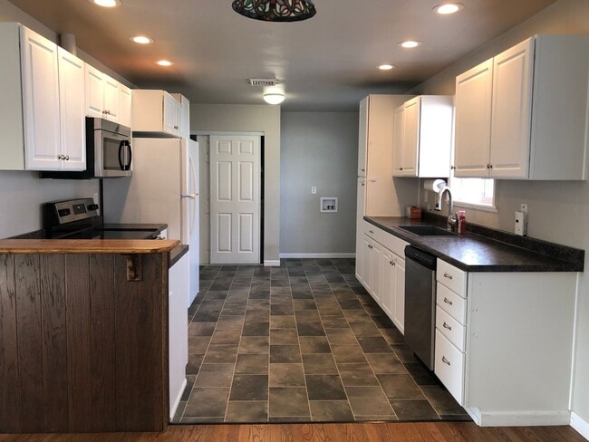 Building Photo - Cozy Home!!