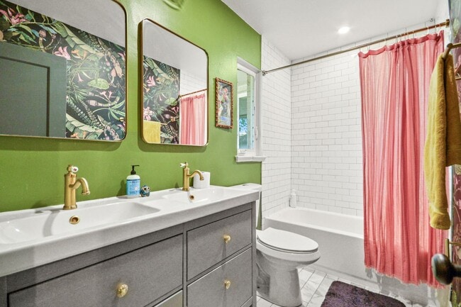 Building Photo - 2Bed/1bath beautiful Home close to City Park
