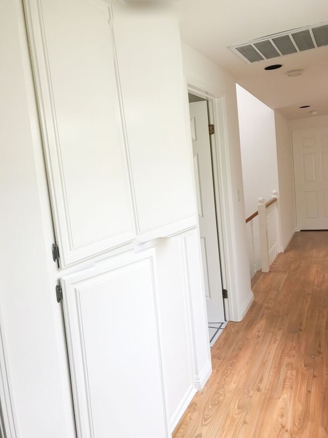Building Photo - 3 Bedroom 2.5 bath Townhome
