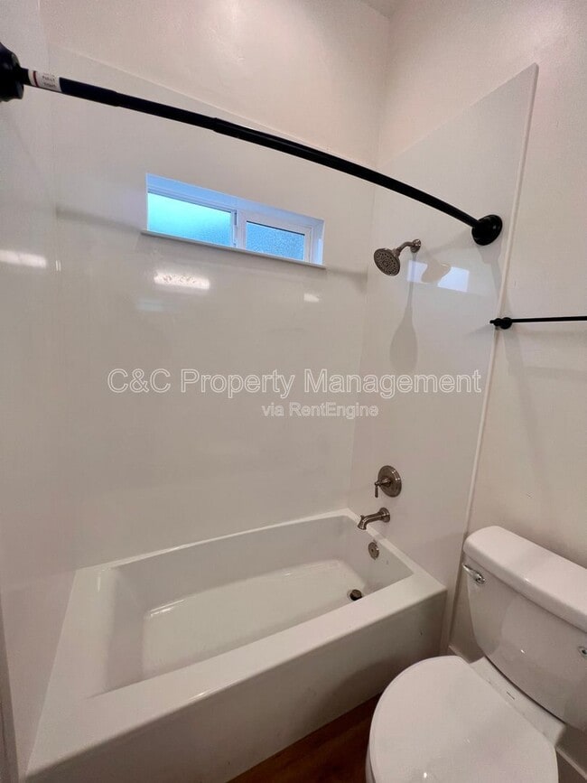 Building Photo - 1381 Circle Ave