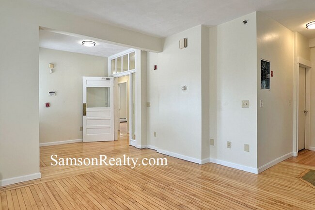 Building Photo - 204 Angell St