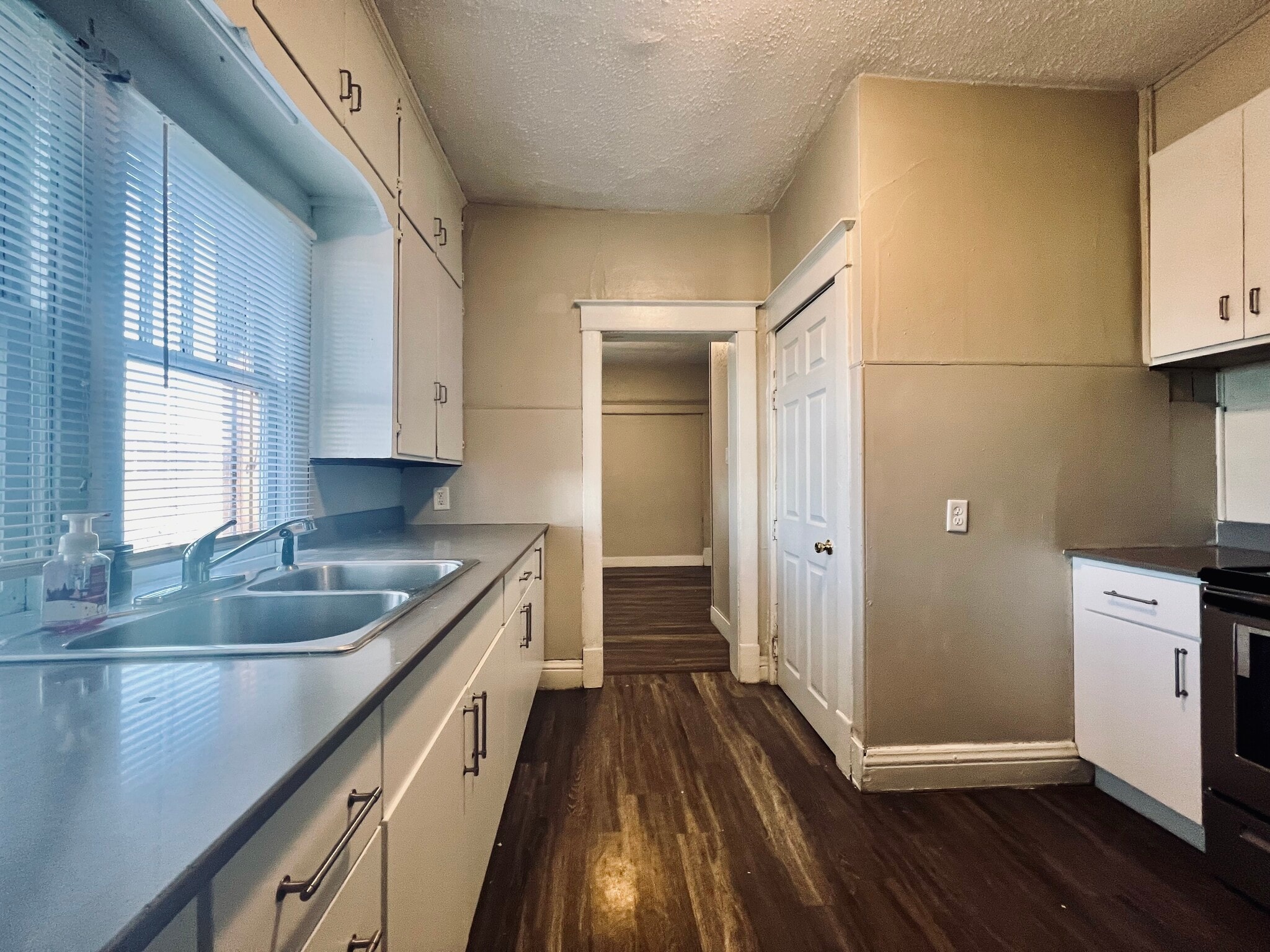 Kitchen - 604 Burton Ave