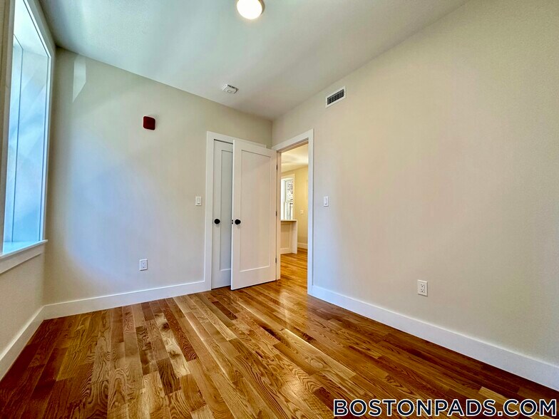 Building Photo - 64 N Margin St