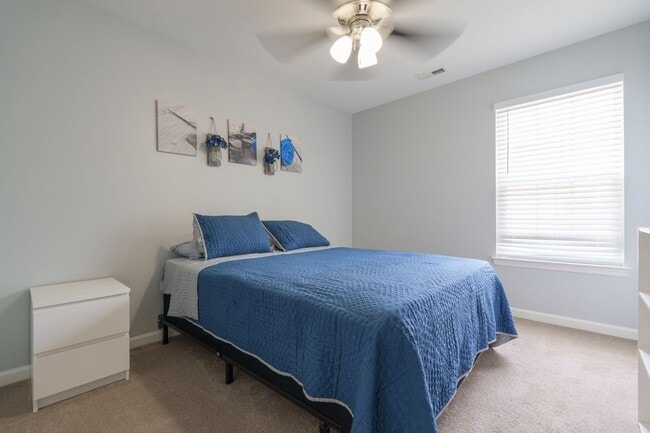 Building Photo - MOVE IN READY 3 Bedroom in the Heart of No...