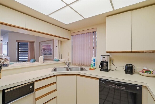 Building Photo - 5611 Gulf of Mexico Dr