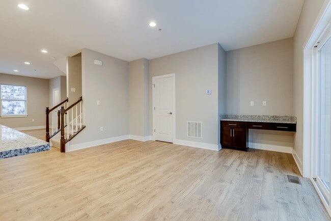 Building Photo - 3 Bedroom End Unit Townhouses in Franklin ...