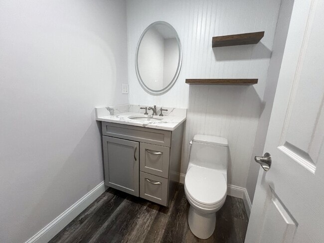 Building Photo - Gorgeous and newly renovated townhouse-sty...