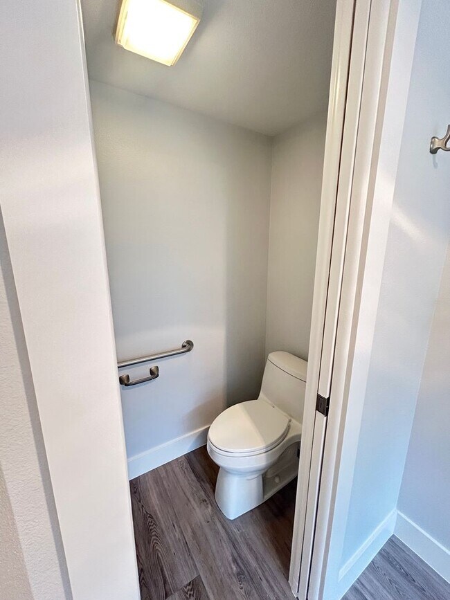 Building Photo - Beautifully Remodeled 2/2 Waterfront Unit ...