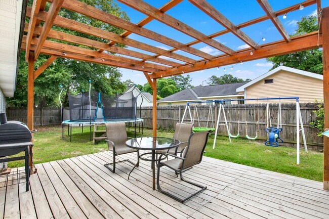 Building Photo - 211 Mikal Dr