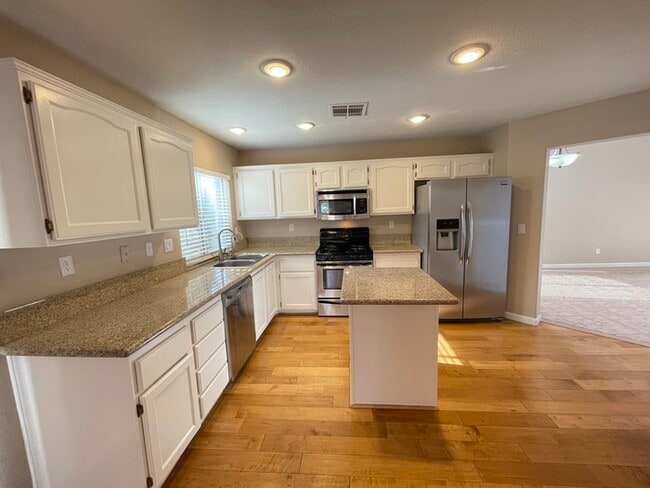 Building Photo - Carry Over Showing: This property has been...