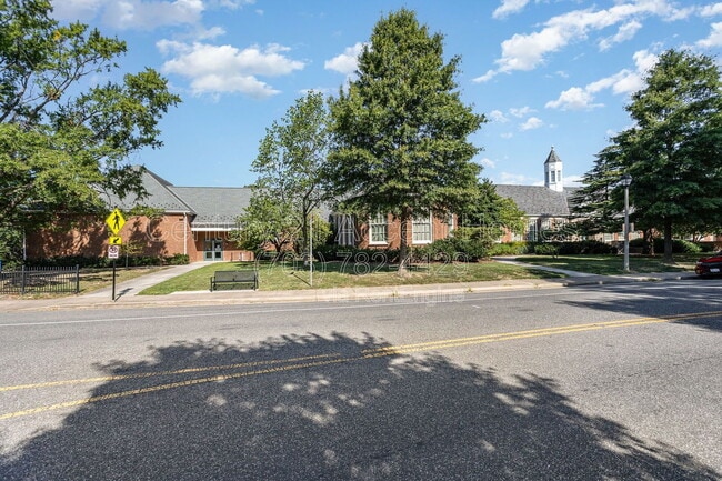 Building Photo - 3342 S Wakefield St