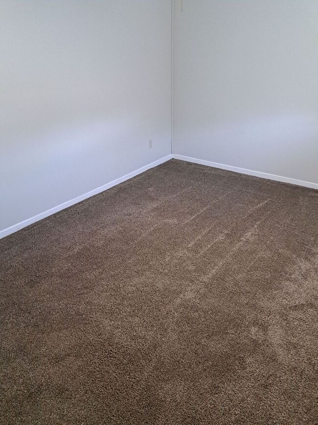 Building Photo - 4837 S Lakewood Dr