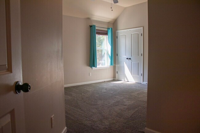 Building Photo - 1266 Coachman Way
