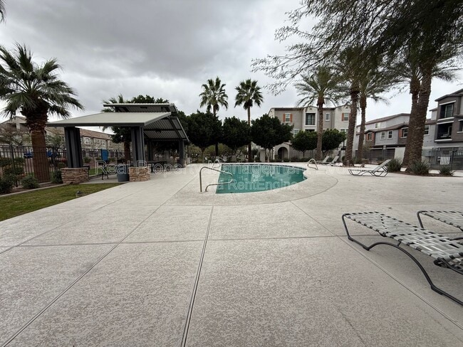 Building Photo - 2212 E Hidalgo Ave