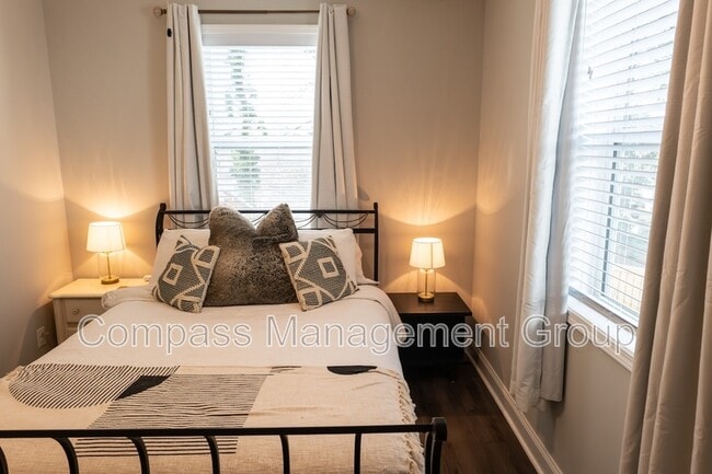 Building Photo - 933 E Churchwell Ave