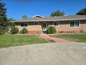 Building Photo - Country Home