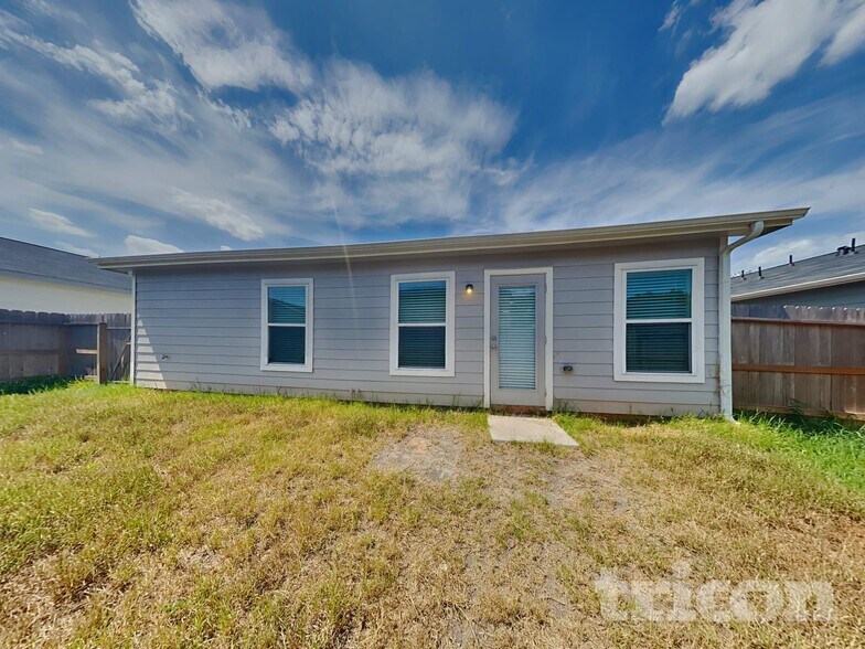 Building Photo - 15672 Del Norte Dr
