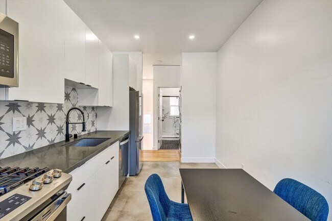 Building Photo - Private Furnished Bedroom in Shared Apartment