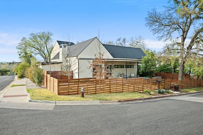 Building Photo - 2116 Kenwood Ave