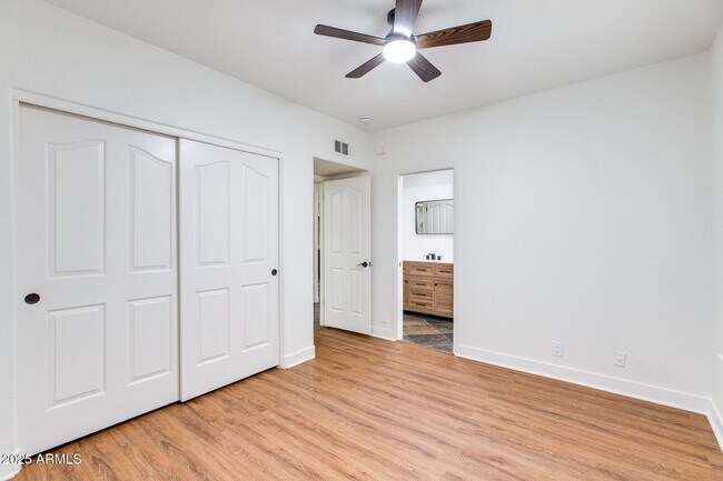 Building Photo - 5513 E Grovers Ave