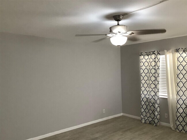 Building Photo - 70 Normandy B