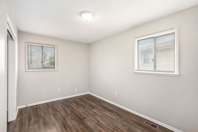 Building Photo - Beautiful 2BR/1BA Duplex in Independence!