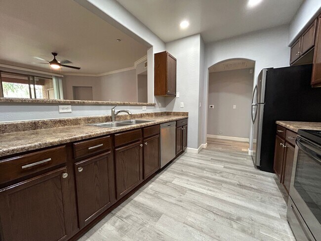 Building Photo - 955 E Knox Rd