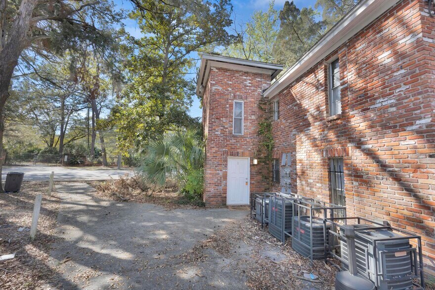 Building Photo - 2325 Spring Park Rd