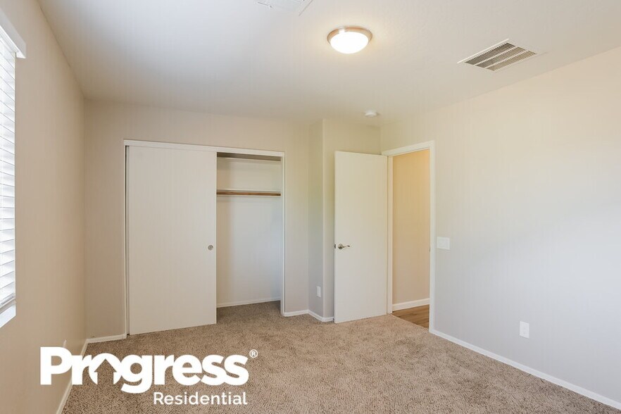 Building Photo - 6736 W Desert Ln