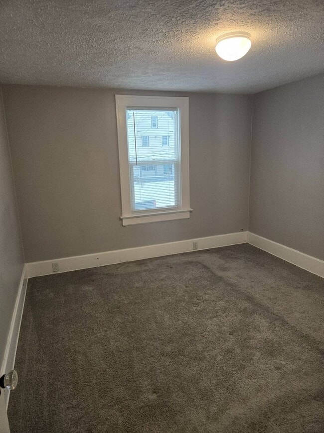 Building Photo - Charming 3-Bedroom Property in Prime Location