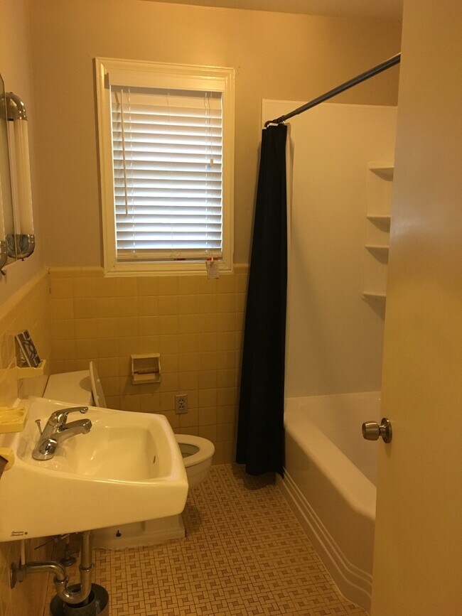Building Photo - 3 bed room / 1 bath brick ranch in Pleasan...