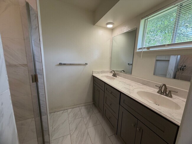 Building Photo - Spacious 3-Bedroom Home in a Great Neighborhood