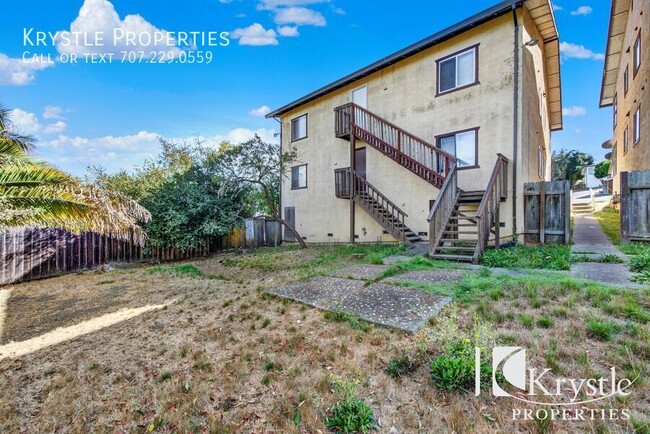 Building Photo - Spacious apartment with laundry hookups