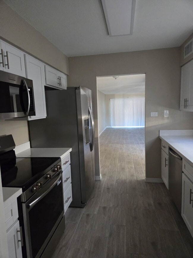 Building Photo - *JUST REMODELED* 2 bed 1 bath townhouse***2 WEEKS FREE OFF FIRST MONTH RENT***