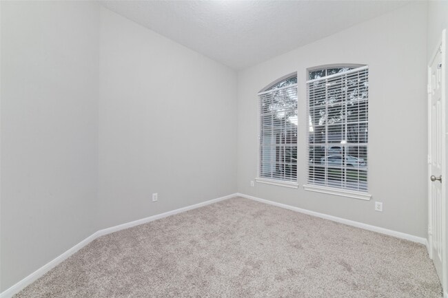 Building Photo - 3323 Shadowfern Dr