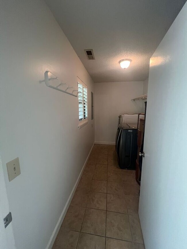 Building Photo - Freshly paint! No Carpet! Barn/Garage! Fir...