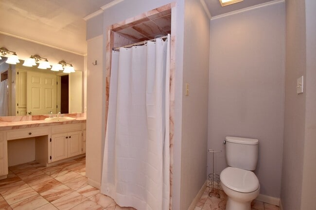Building Photo - Spacious 4 bedroom 3 bathroom home with large yard and 2 car garage