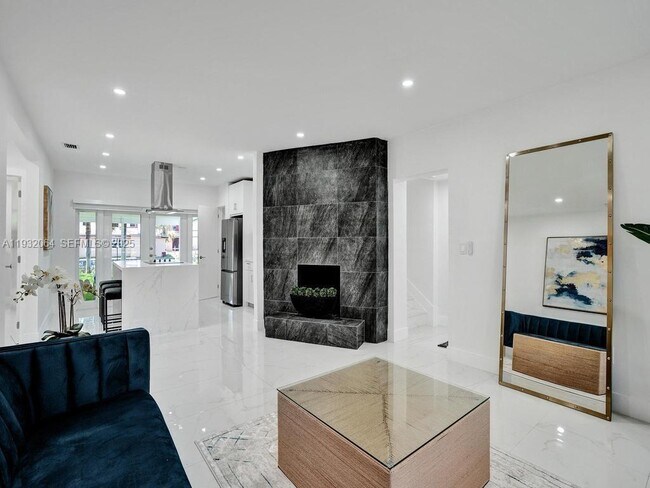 Building Photo - 210 NE 85th St