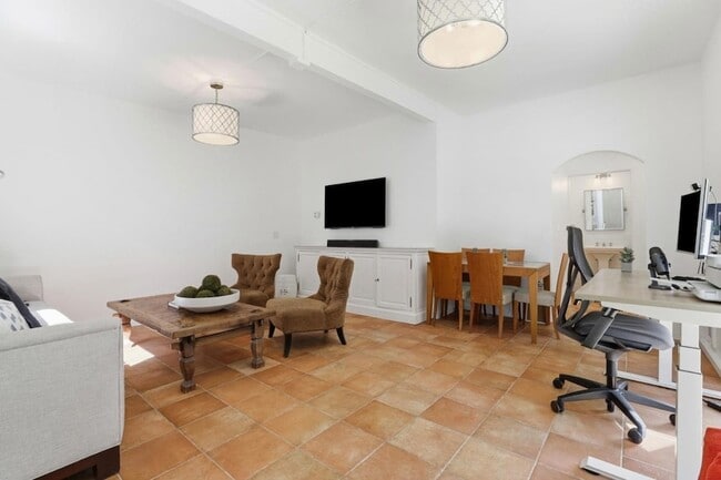 Building Photo - 566 E Crescent Dr